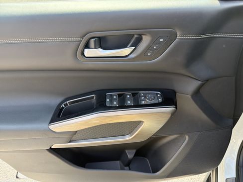 Used 2023 Nissan Pathfinder Platinum w/ Lighting Package (N93) FWD image 11