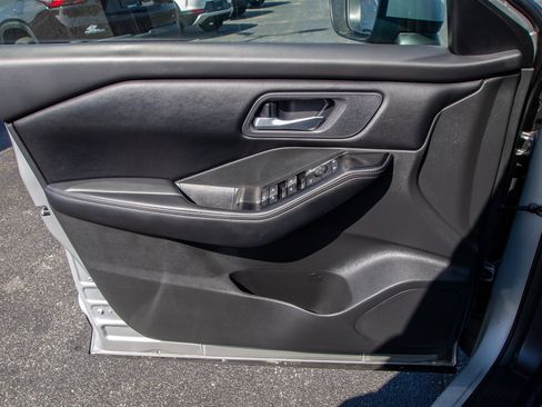 Used 2025 Nissan Rogue SV FWD image 11