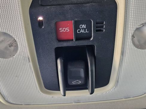 Used 2015 Volvo XC70 T5 Platinum w/ Protection Package FWD image 12