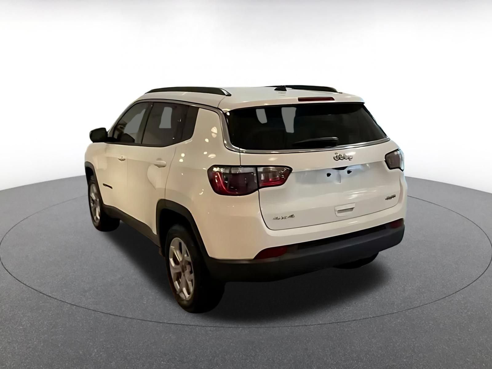 Used 2025 Jeep Compass Latitude AWD/4WD image 10