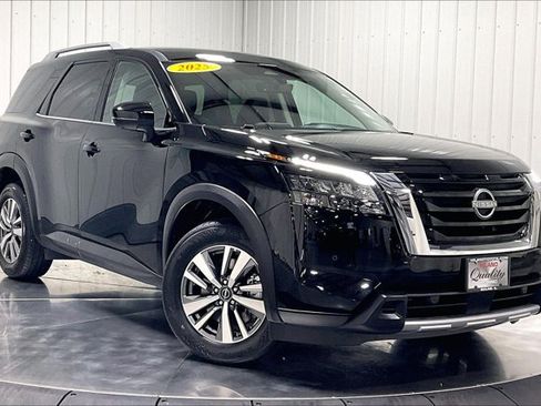 Used 2025 Nissan Pathfinder SL AWD/4WD image 3