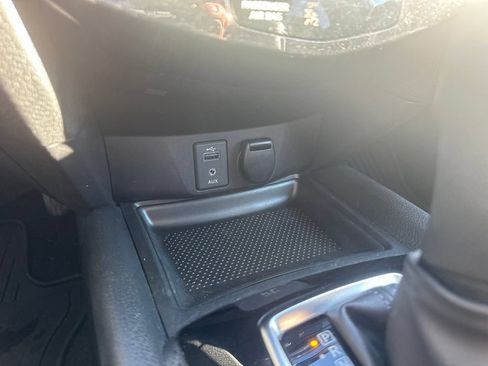 Used 2017 Nissan Rogue SV AWD/4WD image 5