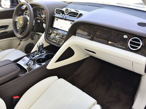 Used 2021 Bentley Bentayga AWD/4WD image 2