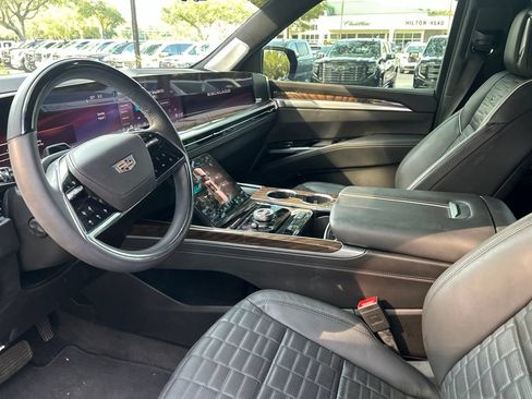 Certified 2025 Cadillac Escalade ESV Sport Platinum AWD/4WD image 10