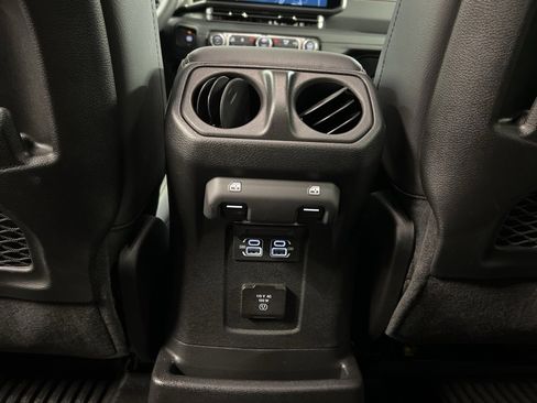 Used 2025 Jeep Wrangler Sahara image 33