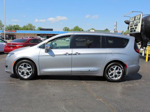 Used 2019 Chrysler Pacifica Limited image 8