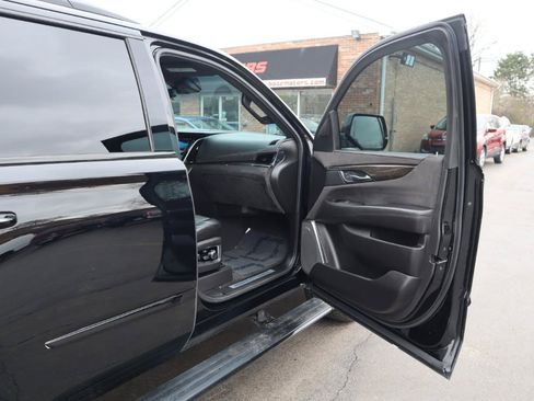Used 2017 Cadillac Escalade Platinum AWD/4WD image 10