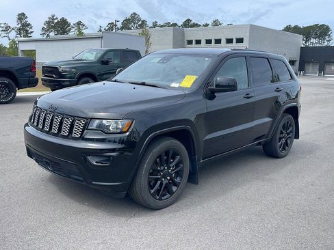 Used 2021 Jeep Grand Cherokee Laredo X image 3