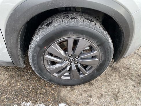 Used 2024 Nissan Pathfinder SV image 15