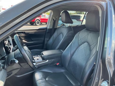 Used 2021 Toyota Highlander Platinum AWD/4WD image 19