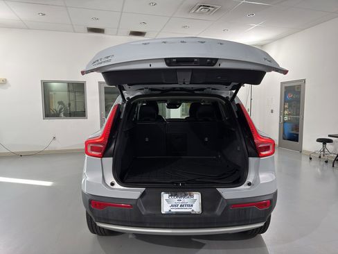 Used 2020 Volvo XC40 T4 Momentum image 11