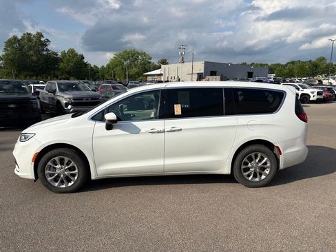 Used 2023 Chrysler Pacifica Touring-L w/ Uconnect Theater Family Group AWD/4WD image 2