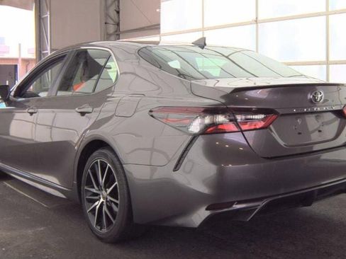 Used 2022 Toyota Camry SE FWD image 3