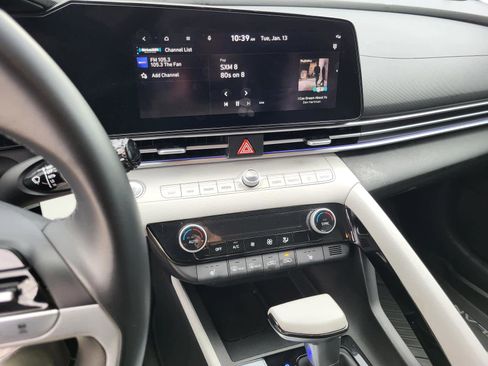 Used 2024 Hyundai Elantra Limited image 18