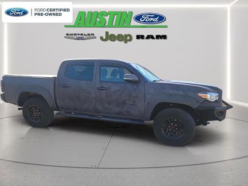 Used 2018 Toyota Tacoma TRD Off-Road w/ Technology Package AWD/4WD image 13
