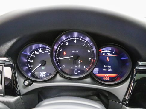 Certified 2026 Porsche Macan AWD/4WD image 28