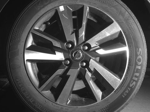 Used 2025 Nissan Versa SV FWD image 14