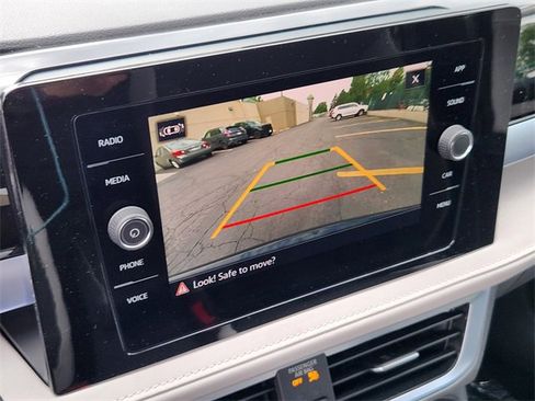 New 2025 Volkswagen Taos SE image 17