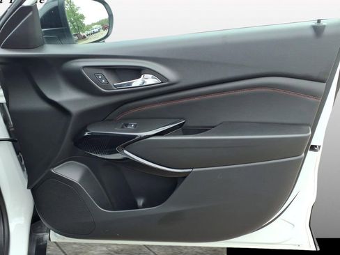 Used 2025 Chevrolet Trax RS w/ Sunroof Package image 16