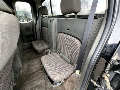 Used 2015 Nissan Frontier SV image 24