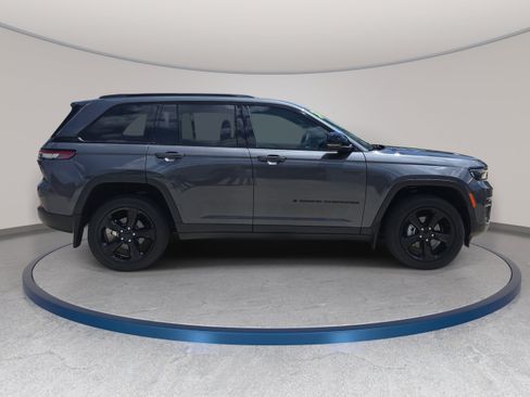 Used 2023 Jeep Grand Cherokee Altitude AWD/4WD image 5