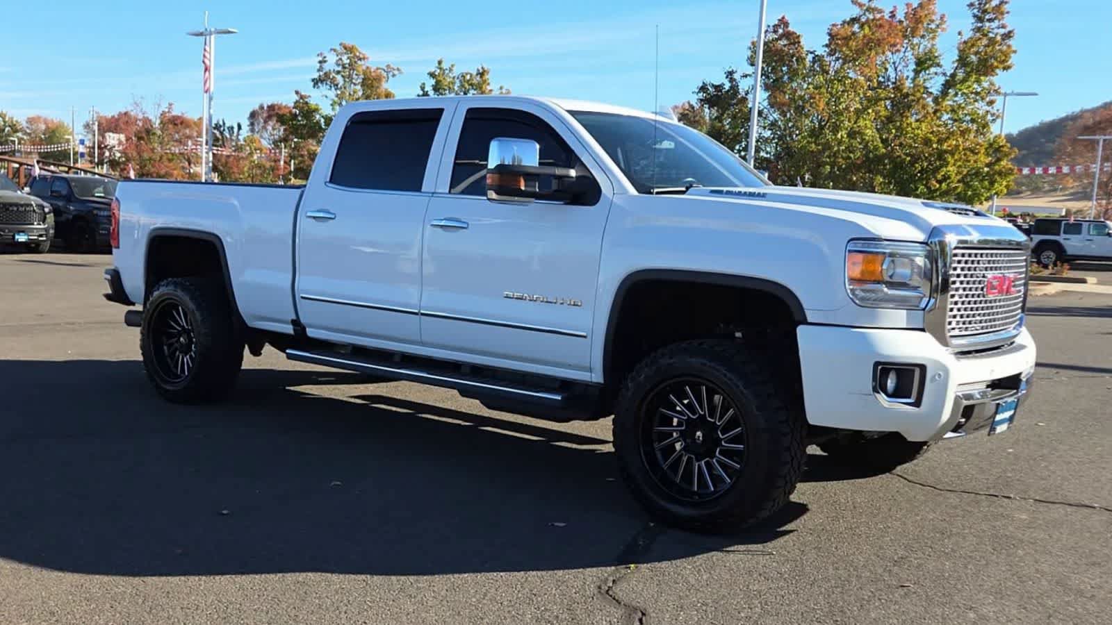 Used 2017 GMC Sierra 2500 Denali AWD/4WD image 2