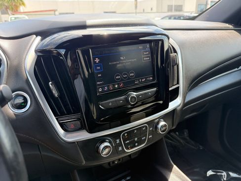 Used 2022 Chevrolet Traverse LT FWD image 16
