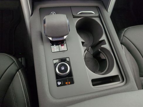 Used 2025 Land Rover Discovery Dynamic SE image 25