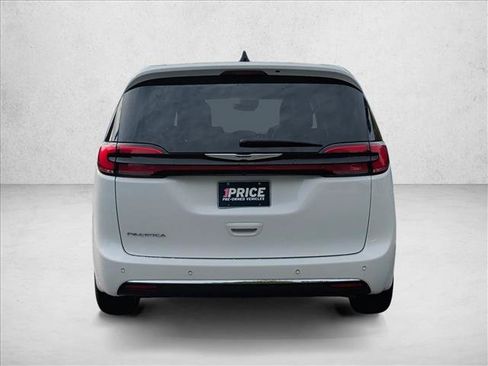 Used 2025 Chrysler Pacifica Select FWD image 6