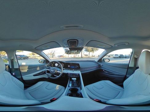 Used 2025 Hyundai Elantra Limited image 44