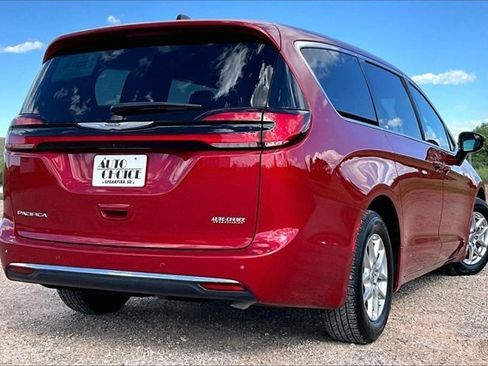Used 2025 Chrysler Pacifica Select FWD image 5