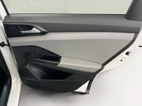 Used 2022 Volkswagen Taos SE w/ Panoramic Sunroof Package image 32