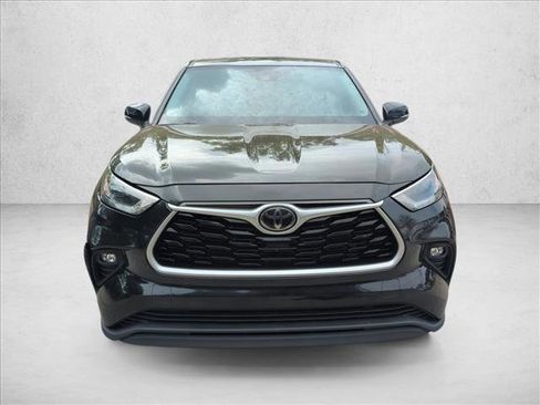 Used 2021 Toyota Highlander LE FWD image 2