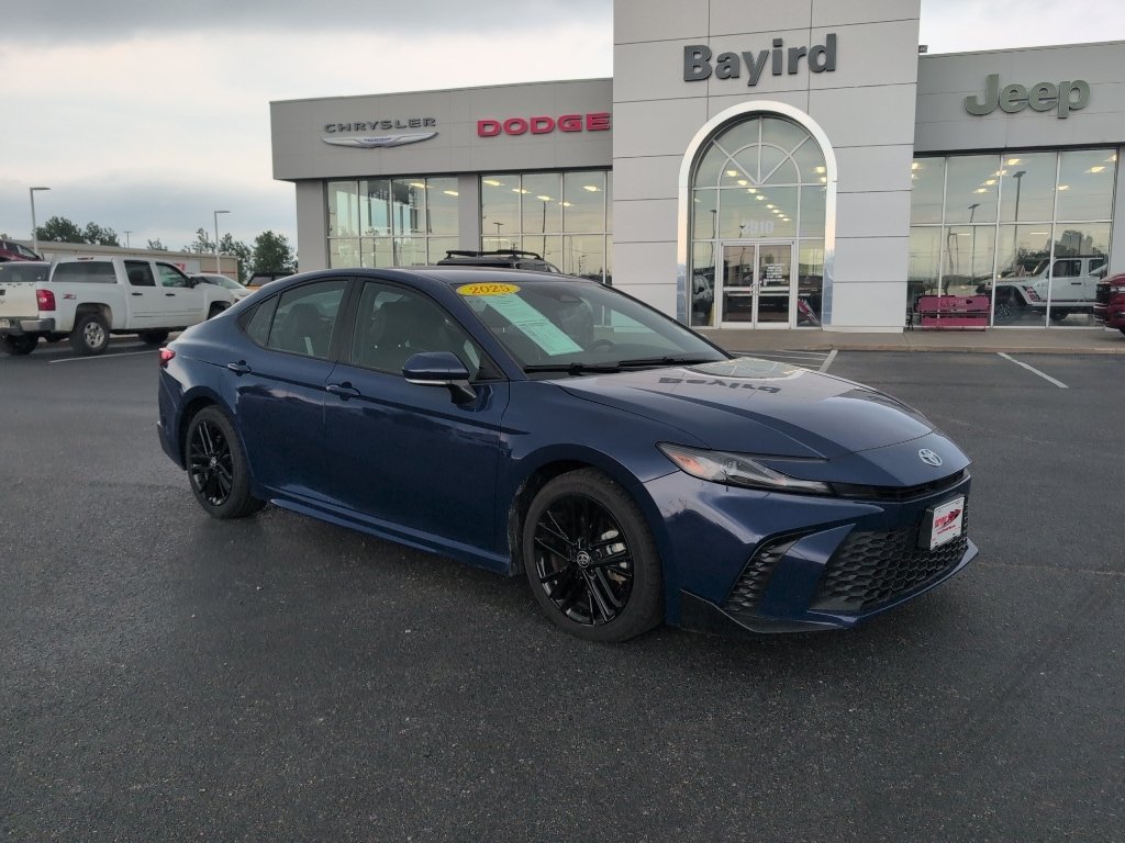 Used 2025 Toyota Camry SE FWD image 1