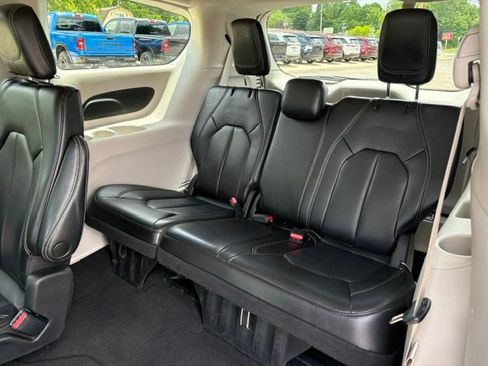 Used 2023 Chrysler Pacifica Touring-L FWD image 10