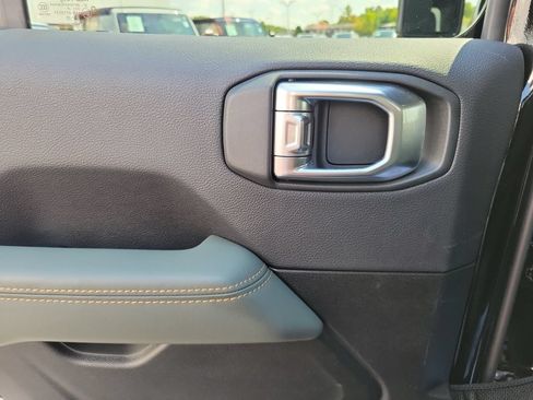 Used 2025 Jeep Gladiator Mojave w/ Convenience Group AWD/4WD image 15