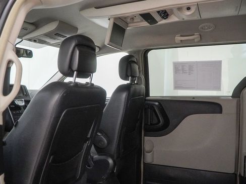 Used 2016 Chrysler Town & Country Touring w/ Driver Convenience Group FWD image 41