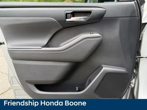 Used 2020 Toyota Highlander XLE AWD/4WD image 15