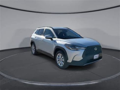 Used 2022 Toyota Corolla Cross LE image 2