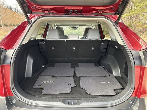 Used 2020 Toyota RAV4 XLE Premium image 21