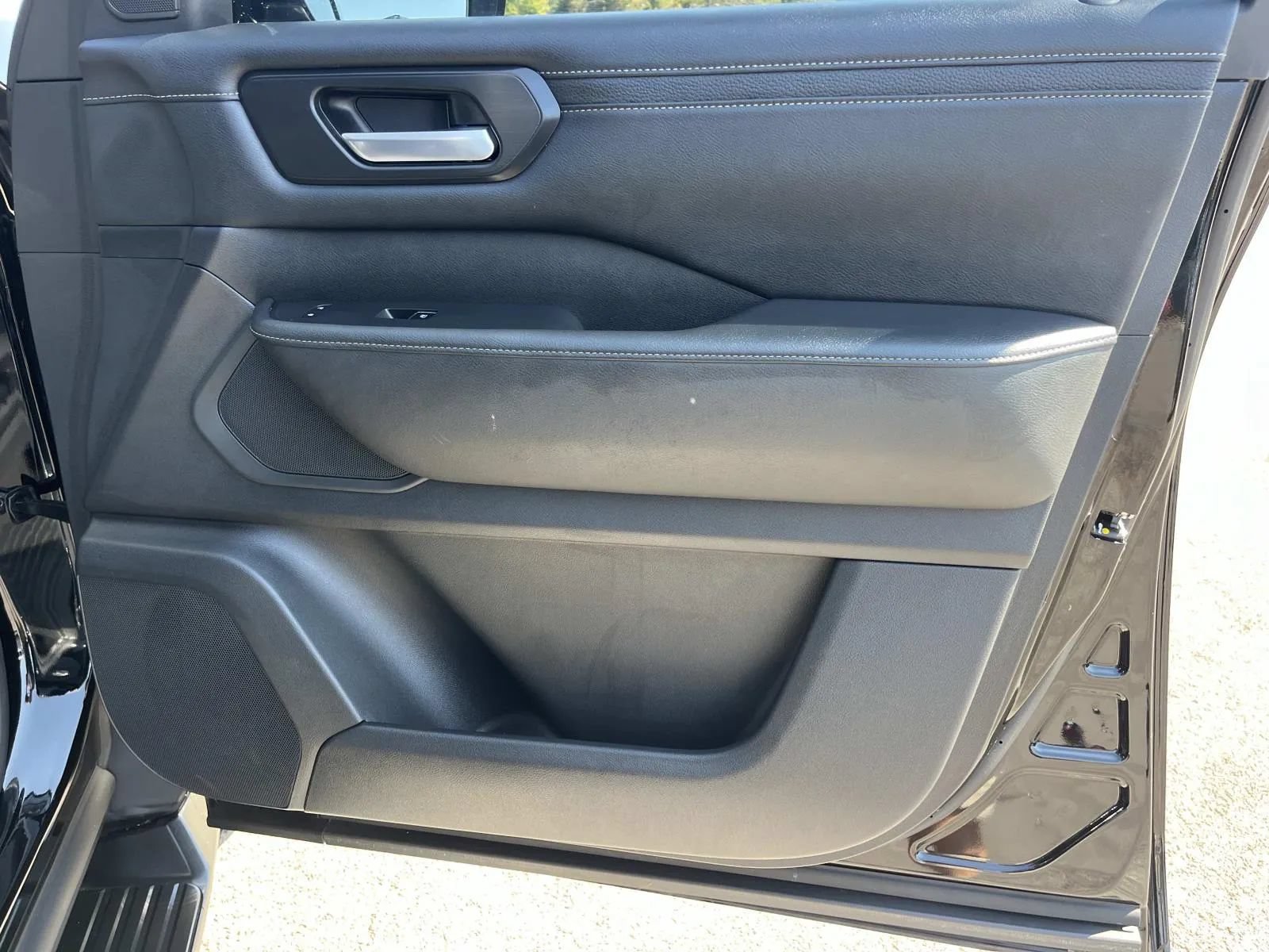 Used 2025 Nissan Armada SV RWD image 22