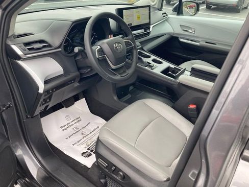 Used 2025 Toyota Sienna XLE w/ XLE Plus Package image 19