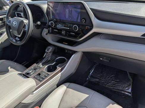 Used 2024 Toyota Highlander Platinum image 36