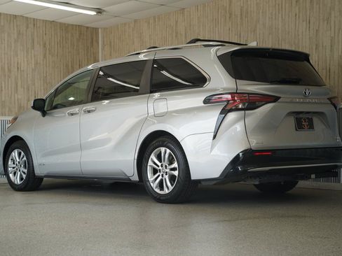 Used 2021 Toyota Sienna Platinum AWD/4WD image 7