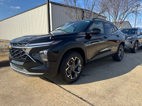 Used 2024 Chevrolet Trax LT image 1