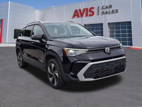 Used 2025 Volkswagen Taos SE AWD/4WD image 3