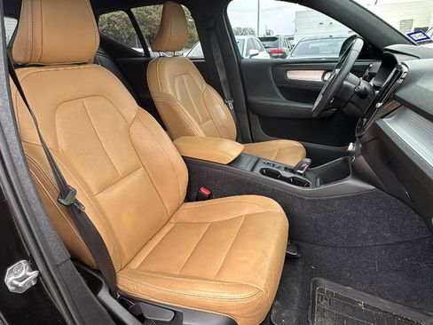 Used 2020 Volvo XC40 T5 Momentum w/ Protection Package Premier image 32