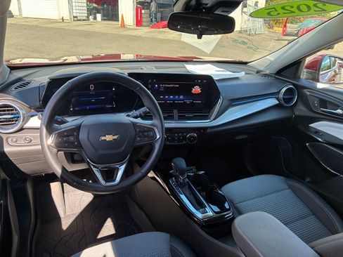 Used 2025 Chevrolet Trax LT w/ Driver Confidence Package FWD image 11