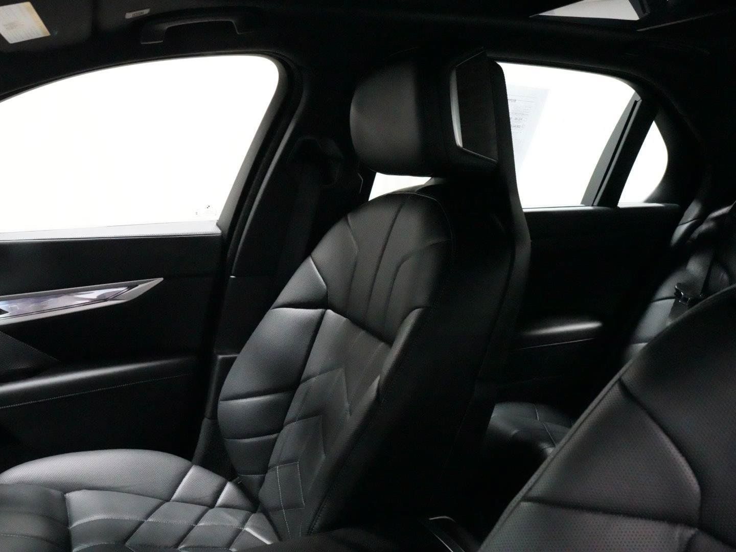 Used 2024 BMW 760i xDrive w/ Executive Package AWD/4WD image 36