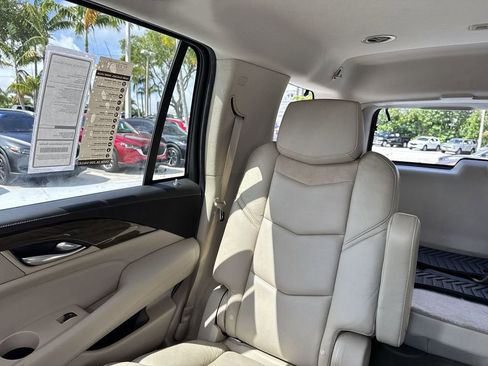 Used 2018 Cadillac Escalade Luxury AWD/4WD image 17